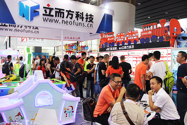 廣州立而方娃娃機剪刀禮品機