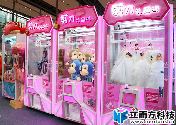 立而方一剪鐘情剪刀<a href='/lpj.htm' class='keys' title='點擊查看關于禮品機的相關信息' target='_blank'>禮品機</a>