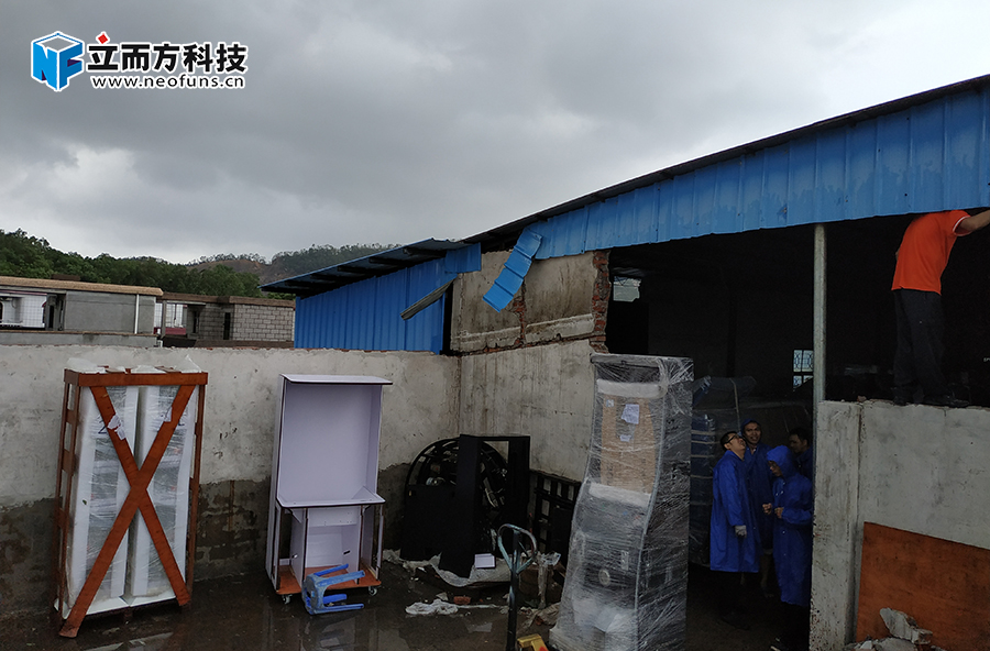 冒雨作業