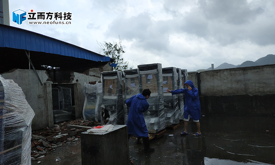 冒雨作業