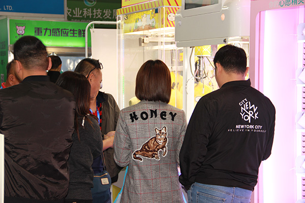 立而方剪刀機<a href='/lpj.htm' class='keys' title='點擊查看關(guān)于禮品機的相關(guān)信息' target='_blank'>禮品機</a>