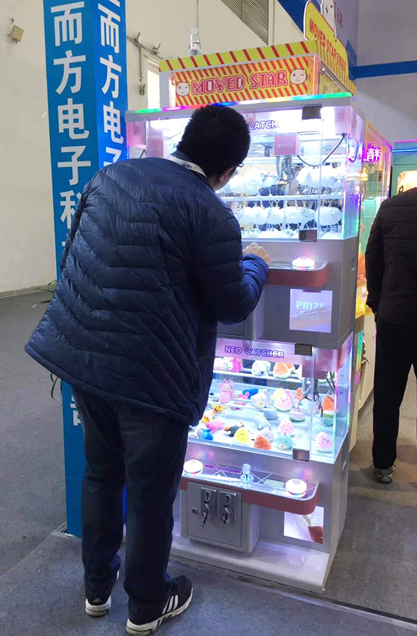 立而方四人<a href='/wwj.htm' class='keys' title='點擊查看關于娃娃機的相關信息' target='_blank'>娃娃機</a>