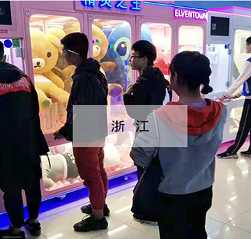 三個大男人沉迷電玩城抓娃娃機次次“滿載而歸”？立而方新聞