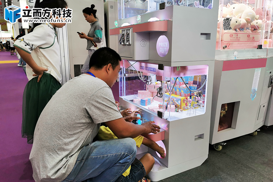 立而方四人娃娃機